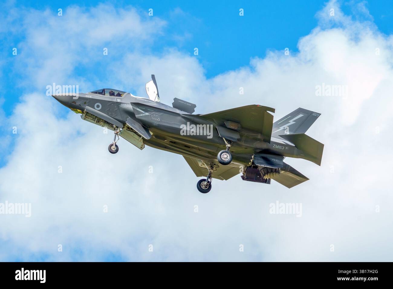 f-35 lighting ii stealth fighter jet landing after mission
